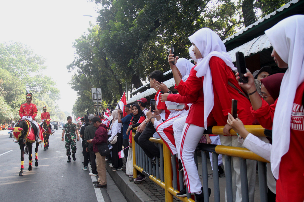 Rombongan kirab bendera melintas di Jalan Merdeka Barat, Jakarta, Sabtu (10/8/2024).  (Berita Nasional.com/okeatmaja)