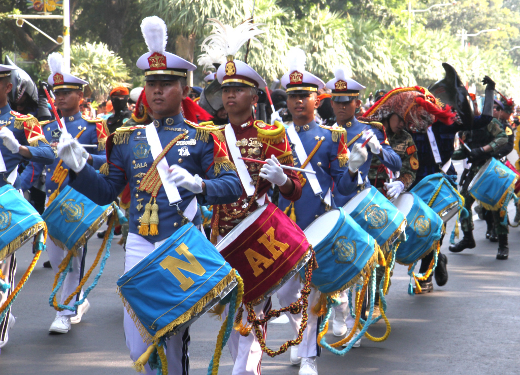 Rombongan kirab bendera melintas di Jalan Merdeka Barat, Jakarta, Sabtu (10/8/2024).  (Berita Nasional.com/okeatmaja)