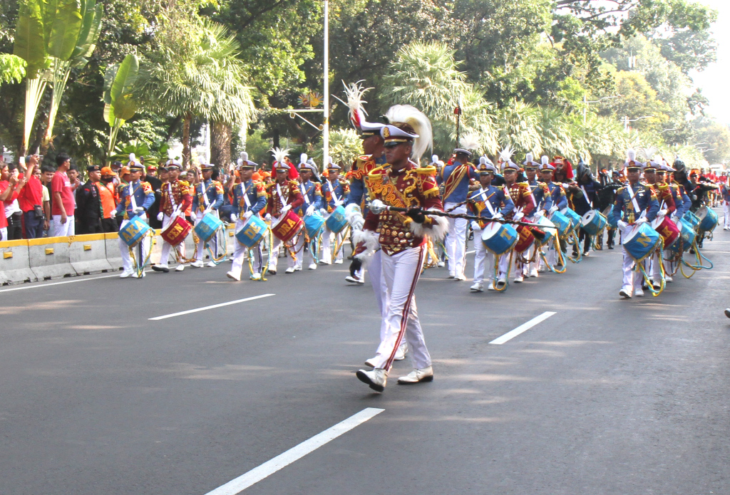 Rombongan kirab bendera melintas di Jalan Merdeka Barat, Jakarta, Sabtu (10/8/2024).  (Berita Nasional.com/okeatmaja)