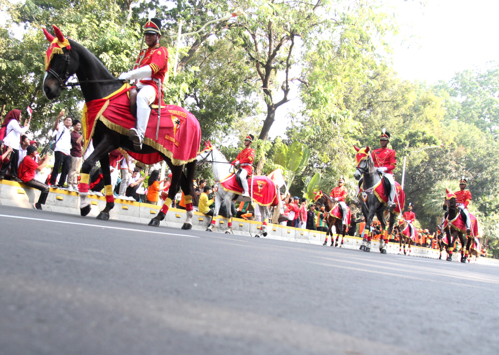 Rombongan kirab bendera melintas di Jalan Merdeka Barat, Jakarta, Sabtu (10/8/2024).  (Berita Nasional.com/okeatmaja)