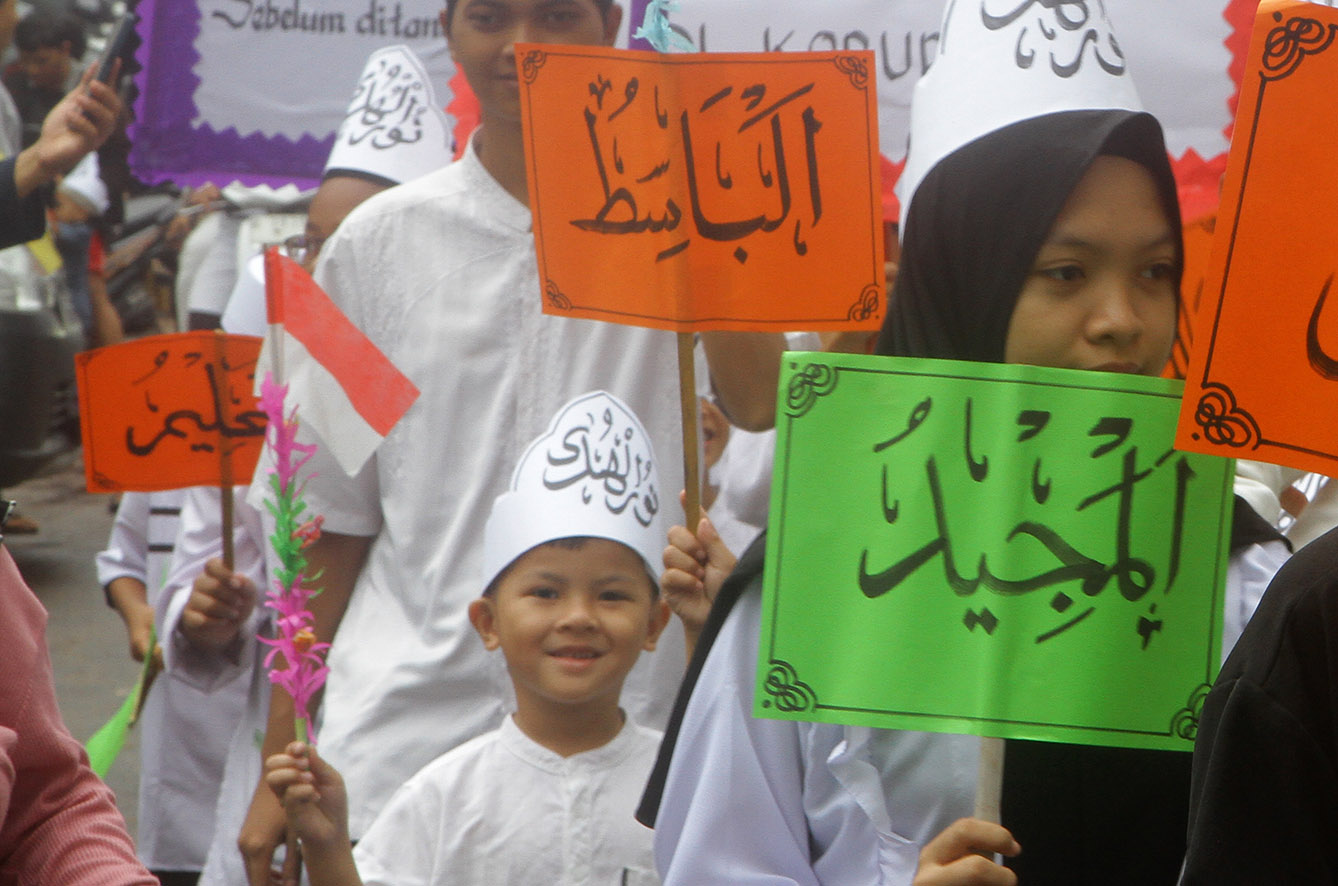 Warga mengikuti pawai memperingati Tahun Baru 1446 Hijriah di perkampungan Menteng Jaya, Jakarta, Minggu (7/7/2024).(BeritaNasional.com/Oke Atmaja)