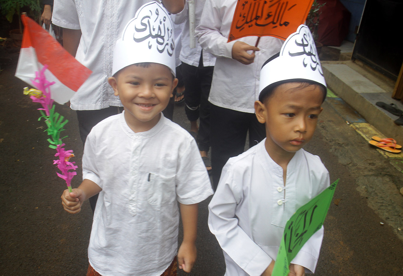 Warga mengikuti pawai memperingati Tahun Baru 1446 Hijriah di perkampungan Menteng Jaya, Jakarta, Minggu (7/7/2024).(BeritaNasional.com/Oke Atmaja)