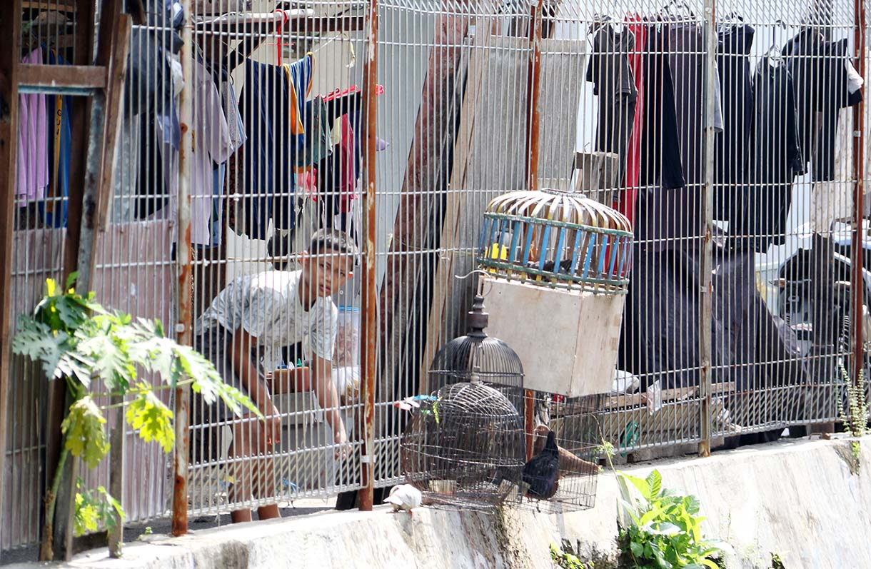 Warga melintas di jembatan kali ciliwung, Menteng, Jakarta, Rabu (10/9/2025).  (Beritanasional.com/Oke Atmaja)