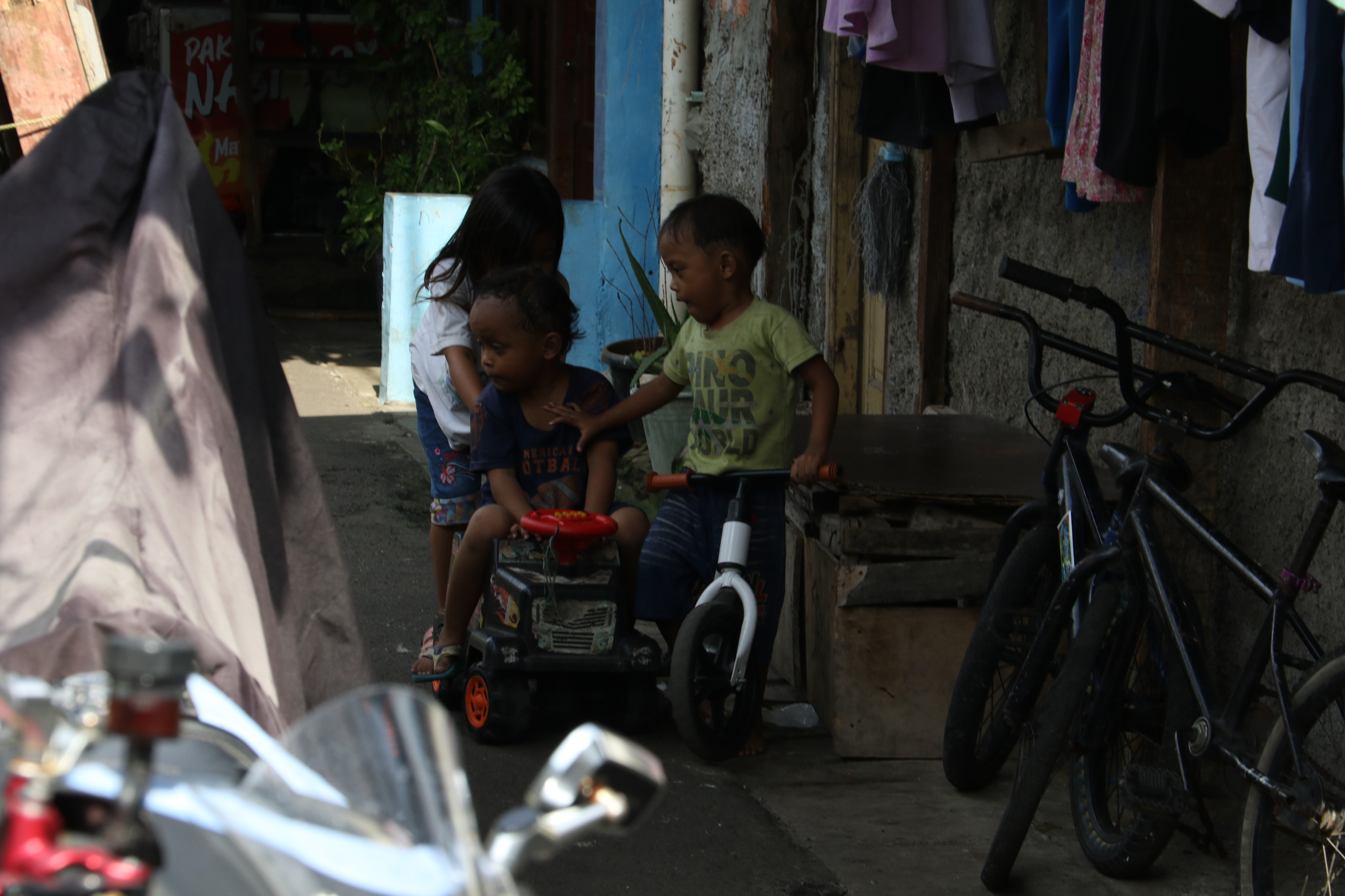 Warga melintas di jembatan kali ciliwung, Menteng, Jakarta, Rabu (10/9/2025).  (Beritanasional.com/Oke Atmaja)