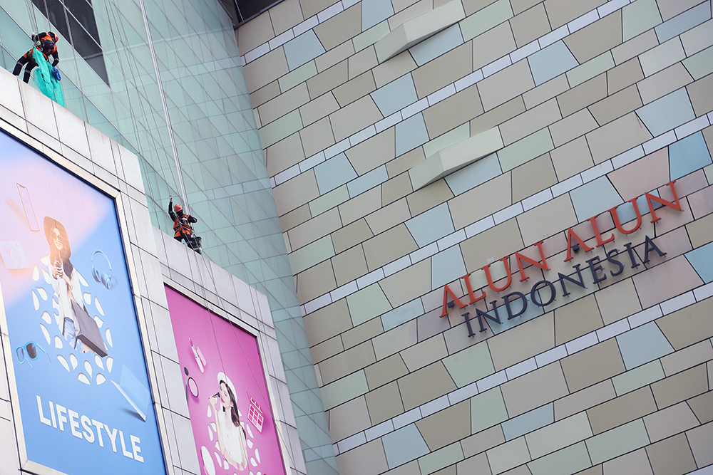Kemnaker Perluas Cakupan Perlindungan Kerja Pekerja membersihkan kaca dinding west mall Kempinski, Jakarta. (BeritaNasional/Elvis Sendouw)