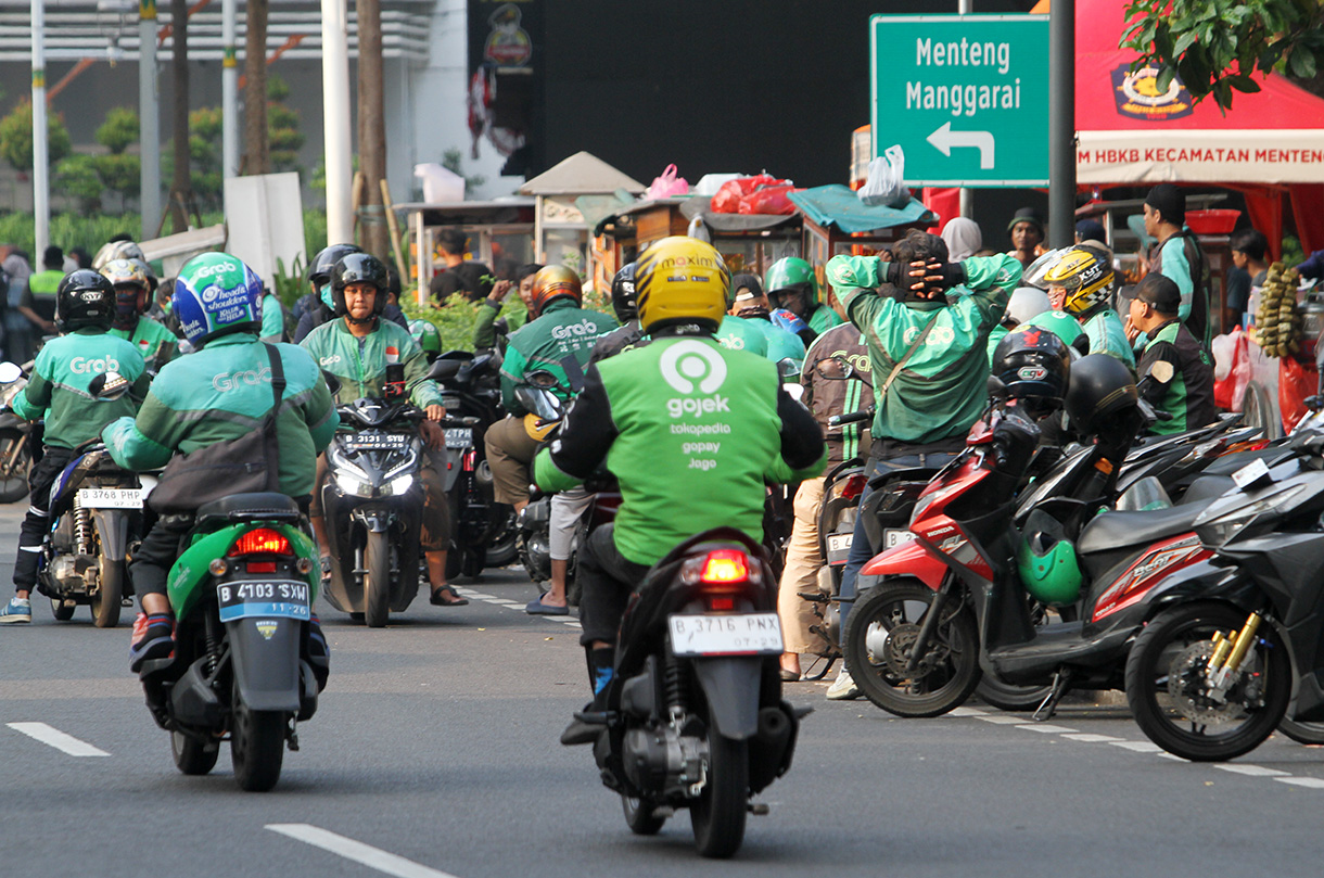 Pengemudi ojek online menunggu penumpang di Kawasan Sasiun Sudirman, Jakarta, Rabu (4/9/2024).(BeritaNasional.com/ Oke Atmaja)