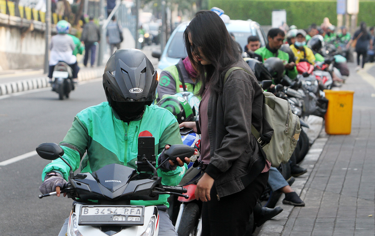 Pengemudi ojek online menunggu penumpang di Kawasan Sasiun Sudirman, Jakarta, Rabu (4/9/2024).(BeritaNasional.com/ Oke Atmaja)