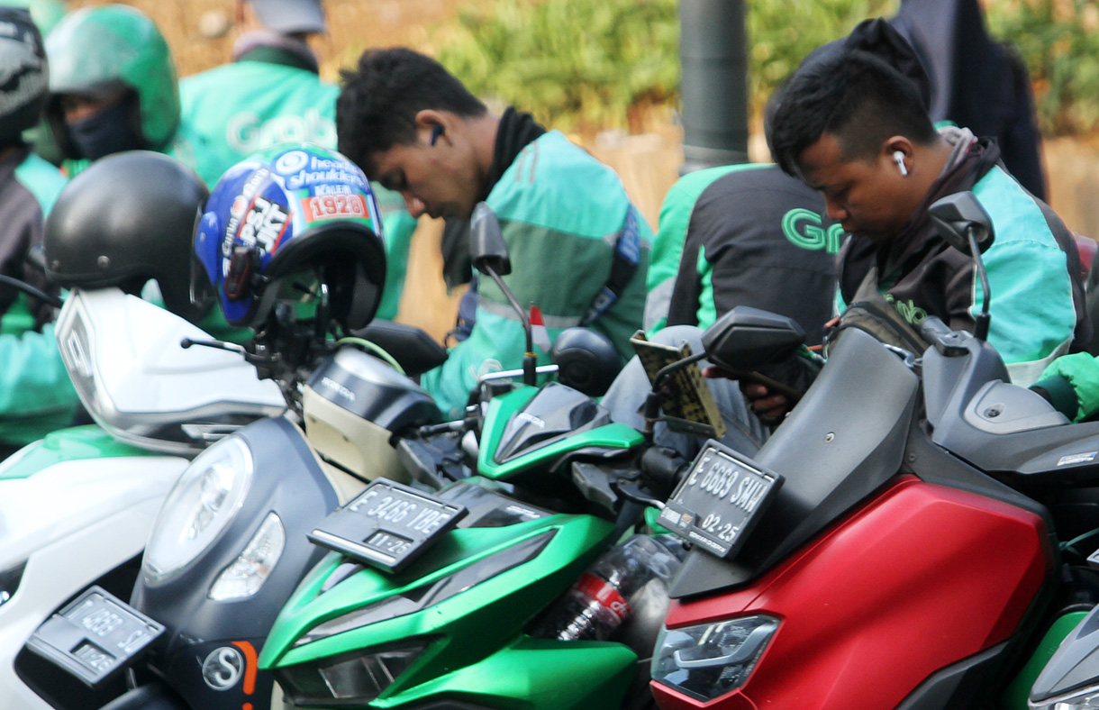 Pengemudi ojek online menunggu penumpang di Kawasan Sasiun Sudirman, Jakarta, Rabu (4/9/2024).(BeritaNasional.com/ Oke Atmaja)