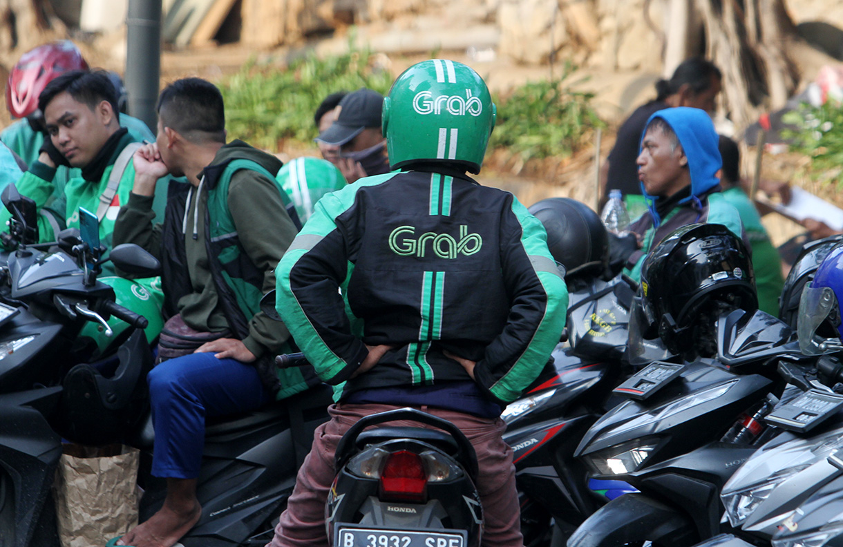 Pengemudi ojek online menunggu penumpang di Kawasan Sasiun Sudirman, Jakarta, Rabu (4/9/2024).(BeritaNasional.com/ Oke Atmaja)