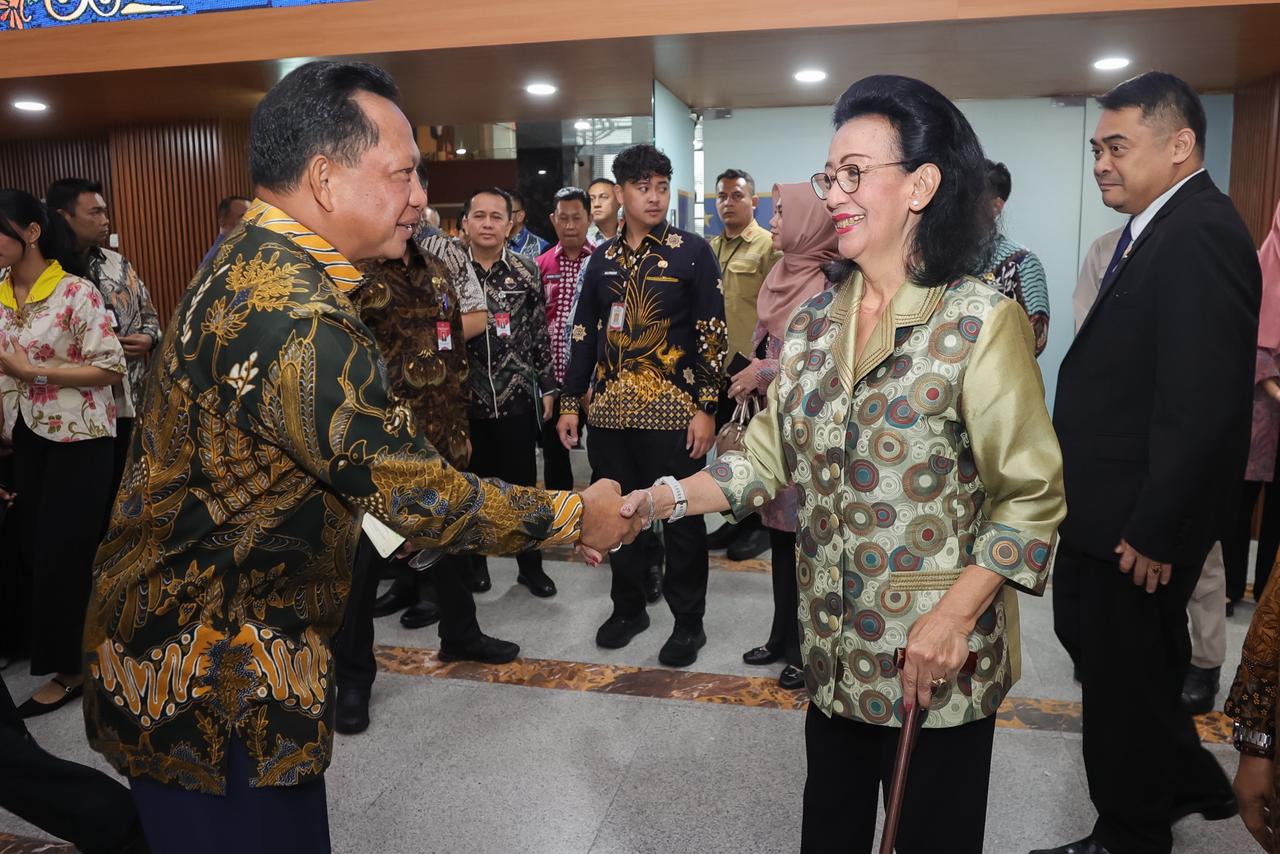 enteri Dalam Negeri Tito Karnavian menggelar rapat tertutup bersama DPD RI di Kantor Kementerian Dalam Negeri, Jakarta, Kamis (11/12/2025).