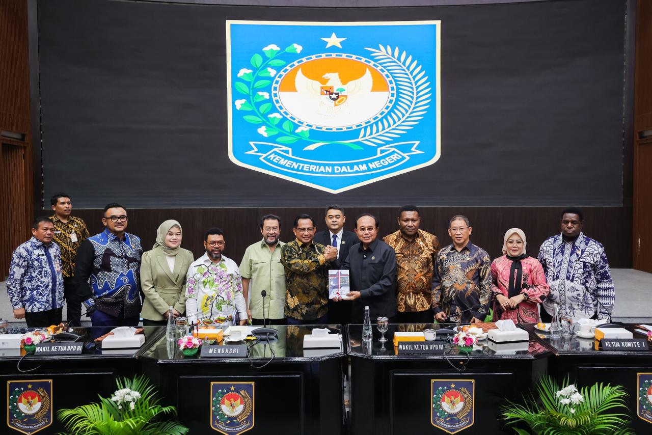 enteri Dalam Negeri Tito Karnavian menggelar rapat tertutup bersama DPD RI di Kantor Kementerian Dalam Negeri, Jakarta, Kamis (11/12/2025).