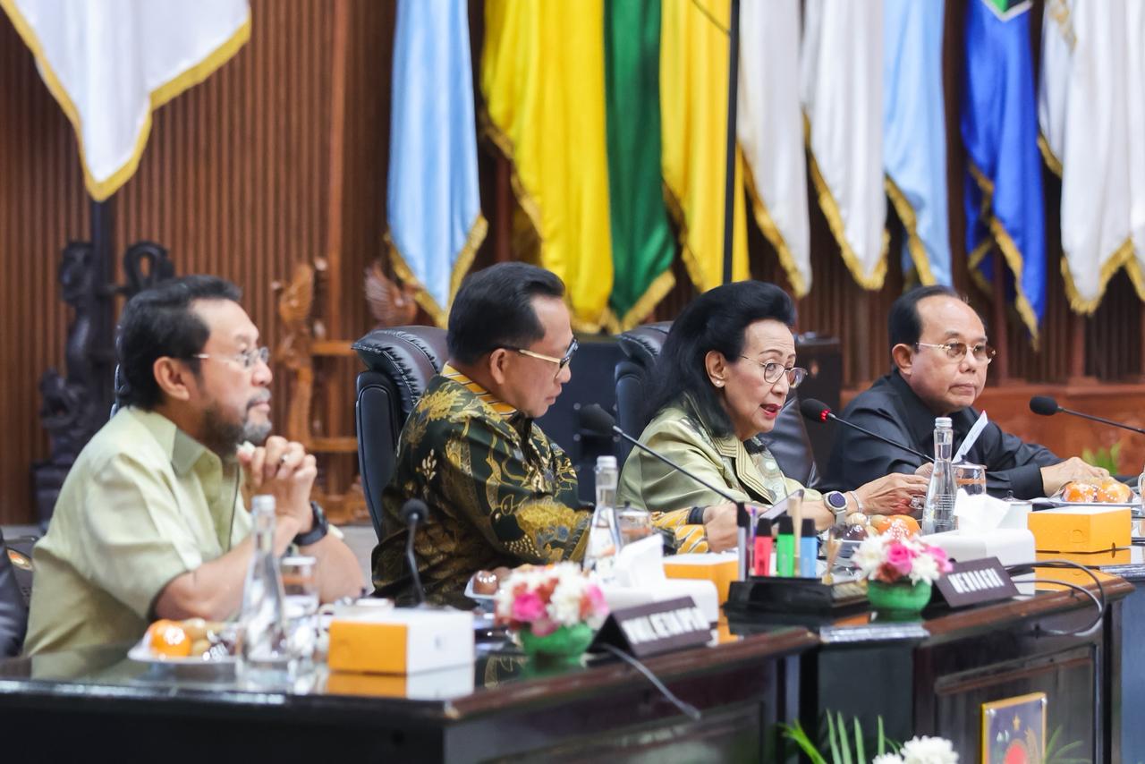 enteri Dalam Negeri Tito Karnavian menggelar rapat tertutup bersama DPD RI di Kantor Kementerian Dalam Negeri, Jakarta, Kamis (11/12/2025).