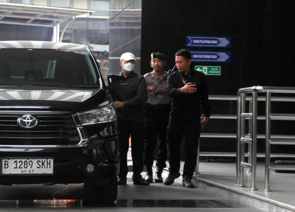 Gubernur Bengkulu Rohidin Mersyah (masker putih) tiba di Gedung Merah Putih Komisi Pemberantasan Korupsi (KPK), Jakarta, Minggu (24/11/2024).  (Berita Nasional.Com/Oke Atmaja)