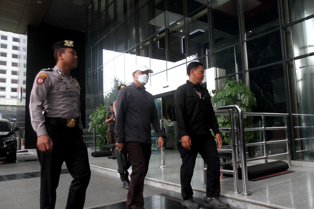 Gubernur Bengkulu Rohidin Mersyah (masker putih) tiba di Gedung Merah Putih Komisi Pemberantasan Korupsi (KPK), Jakarta, Minggu (24/11/2024).  (Berita Nasional.Com/Oke Atmaja)