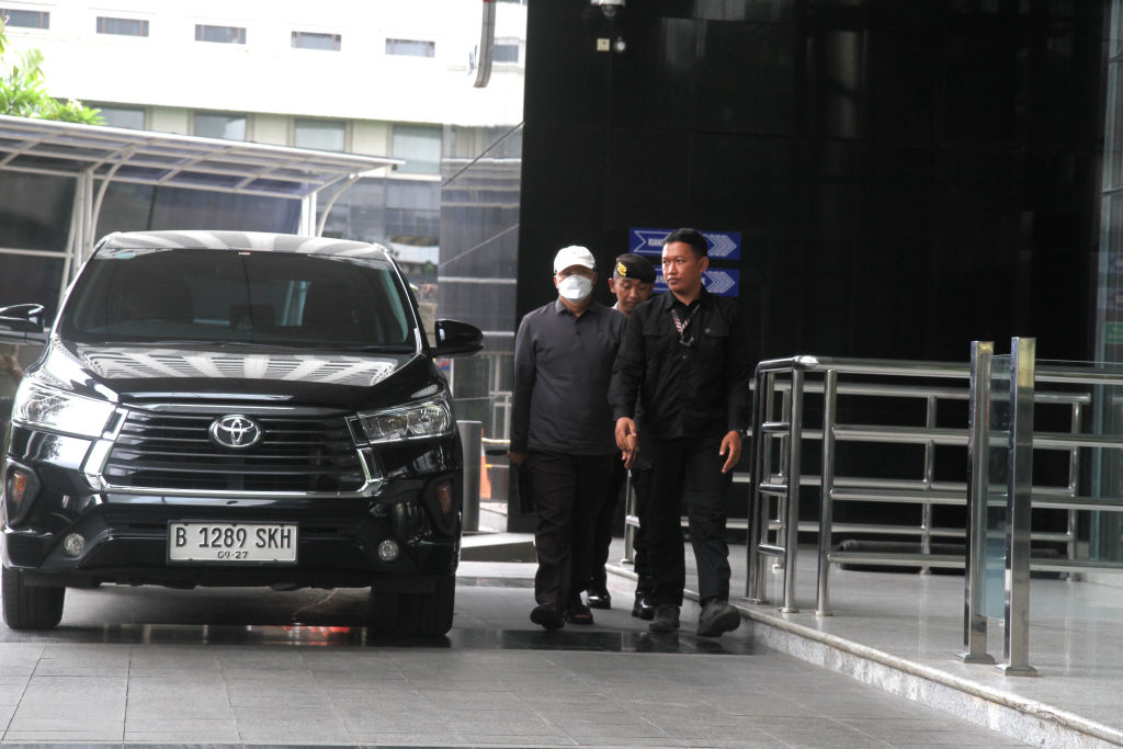 Gubernur Bengkulu Rohidin Mersyah (masker putih) tiba di Gedung Merah Putih Komisi Pemberantasan Korupsi (KPK), Jakarta, Minggu (24/11/2024).  (Berita Nasional.Com/Oke Atmaja)