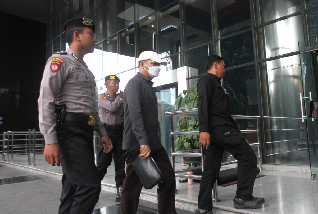 Gubernur Bengkulu Rohidin Mersyah (masker putih) tiba di Gedung Merah Putih Komisi Pemberantasan Korupsi (KPK), Jakarta, Minggu (24/11/2024).  (Berita Nasional.Com/Oke Atmaja)