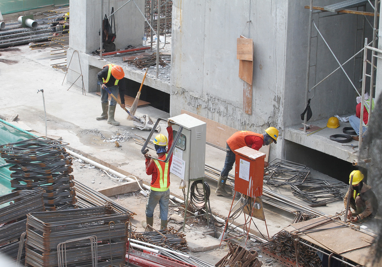 Pekerja menyelesaikan proyek pembangunan Gedung di Kawasan Jalan Jenderal Sudirman, Jakarta, Senin (15/7/2024).(BeritaNasional.com/Oke Atmaja)