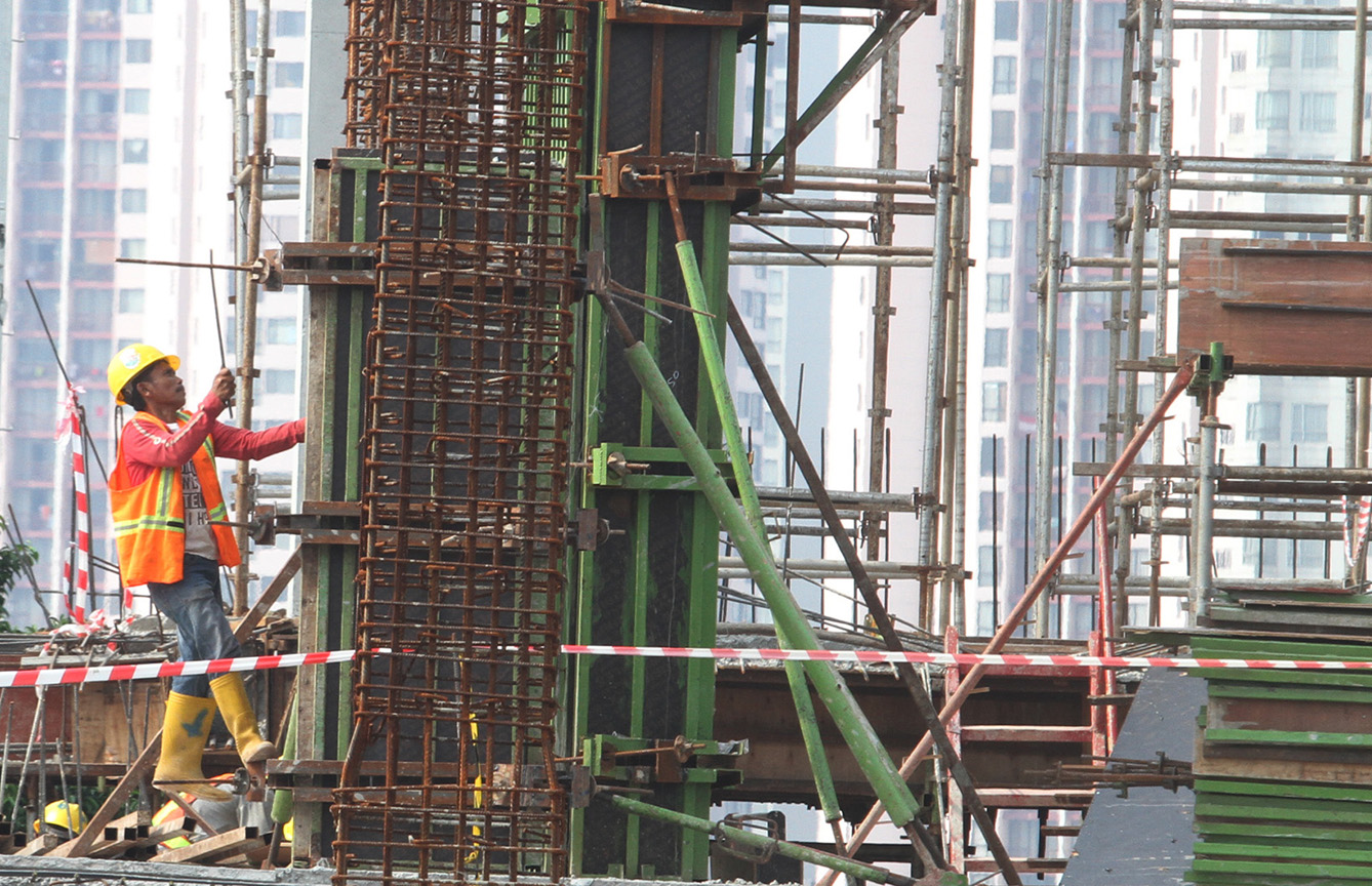 Pekerja menyelesaikan proyek pembangunan Gedung di Kawasan Jalan Jenderal Sudirman, Jakarta, Senin (15/7/2024).(BeritaNasional.com/Oke Atmaja)