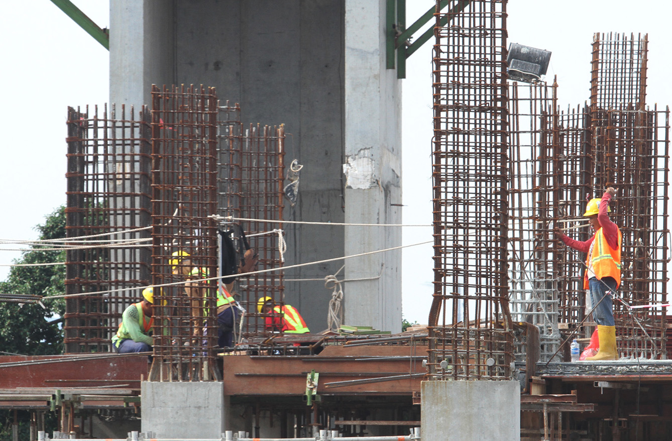 Pekerja menyelesaikan proyek pembangunan Gedung di Kawasan Jalan Jenderal Sudirman, Jakarta, Senin (15/7/2024).(BeritaNasional.com/Oke Atmaja)