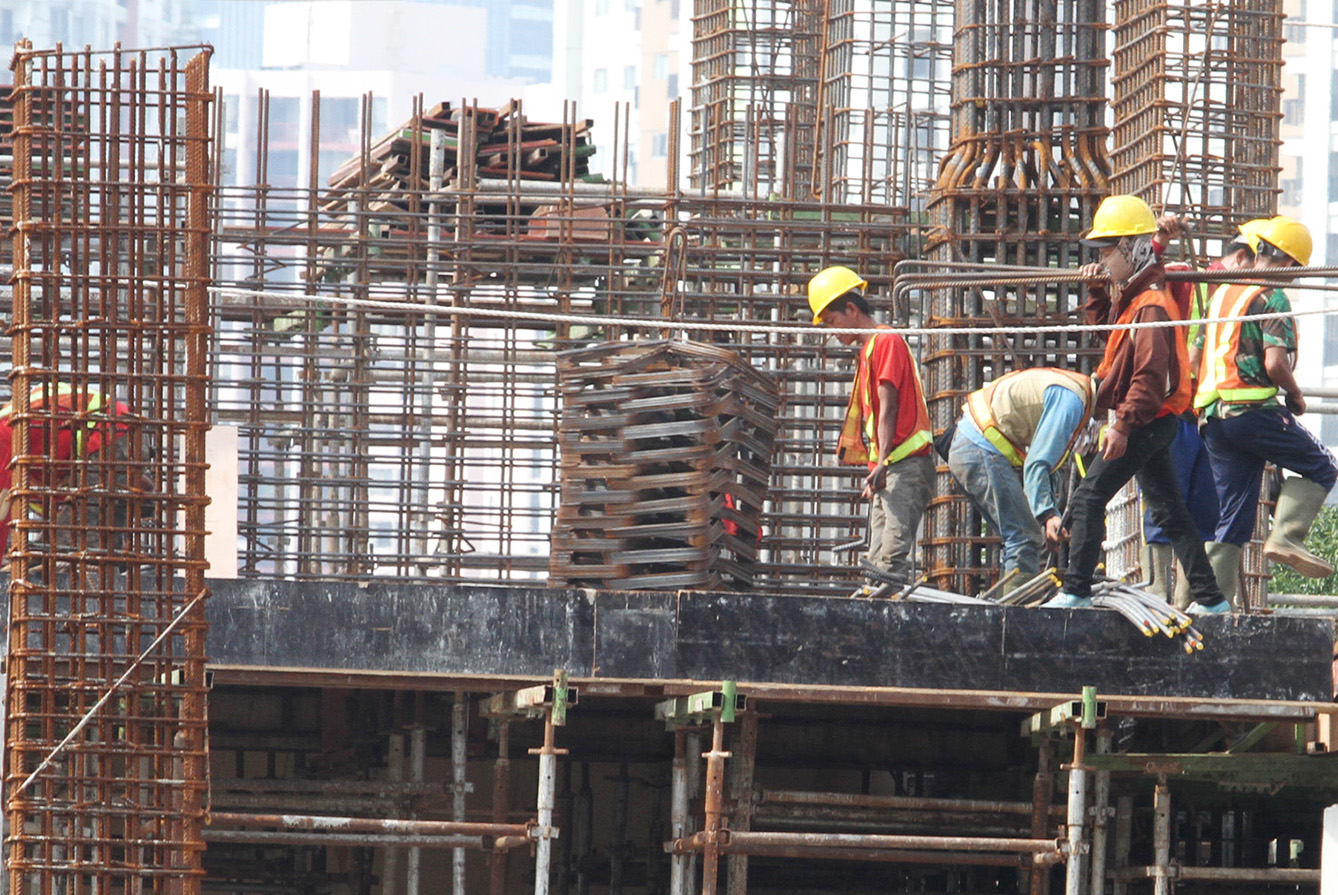 Pekerja menyelesaikan proyek pembangunan Gedung di Kawasan Jalan Jenderal Sudirman, Jakarta, Senin (15/7/2024).(BeritaNasional.com/Oke Atmaja)