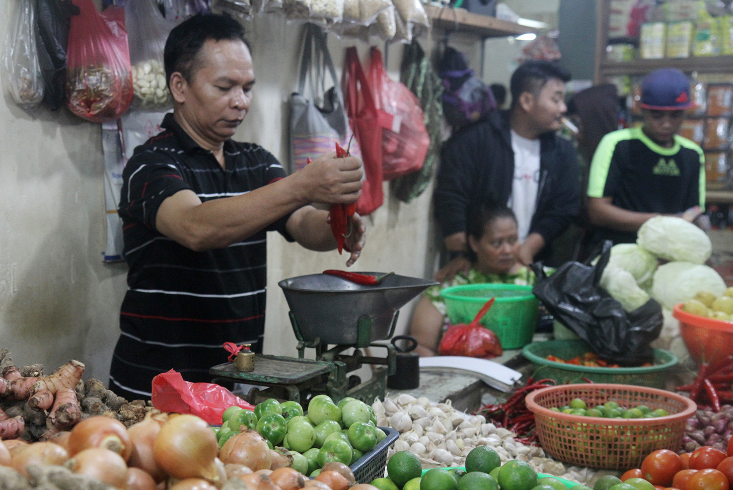 Calon pembeli memilih bahan kebutuhan pokok di Pasar Rumput, Jakarta, Selasa (18/6/2024).(BeritaNasional.Com/Oke Atmaja)