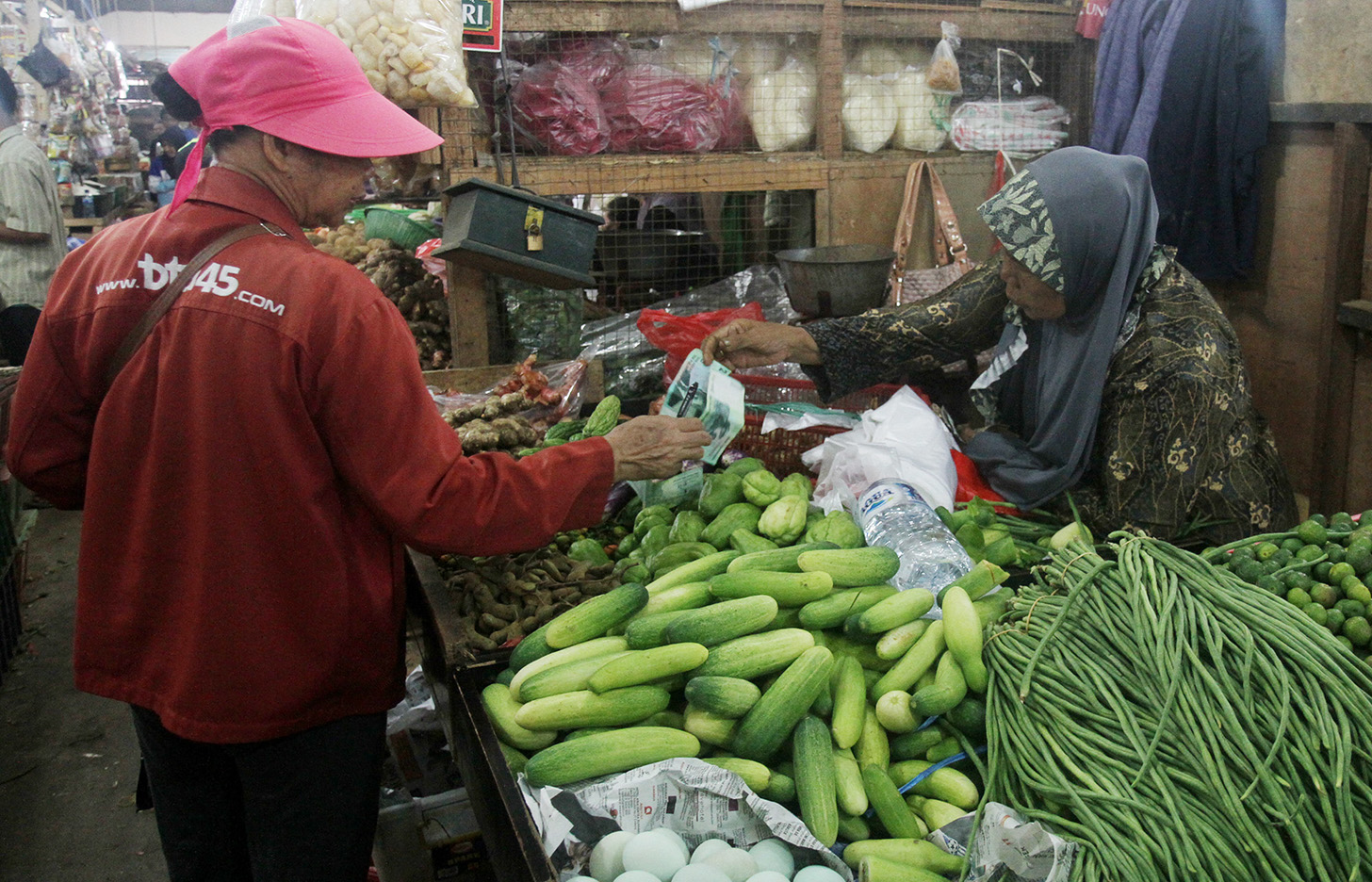 Calon pembeli memilih bahan kebutuhan pokok di Pasar Rumput, Jakarta, Selasa (18/6/2024).(BeritaNasional.Com/Oke Atmaja)