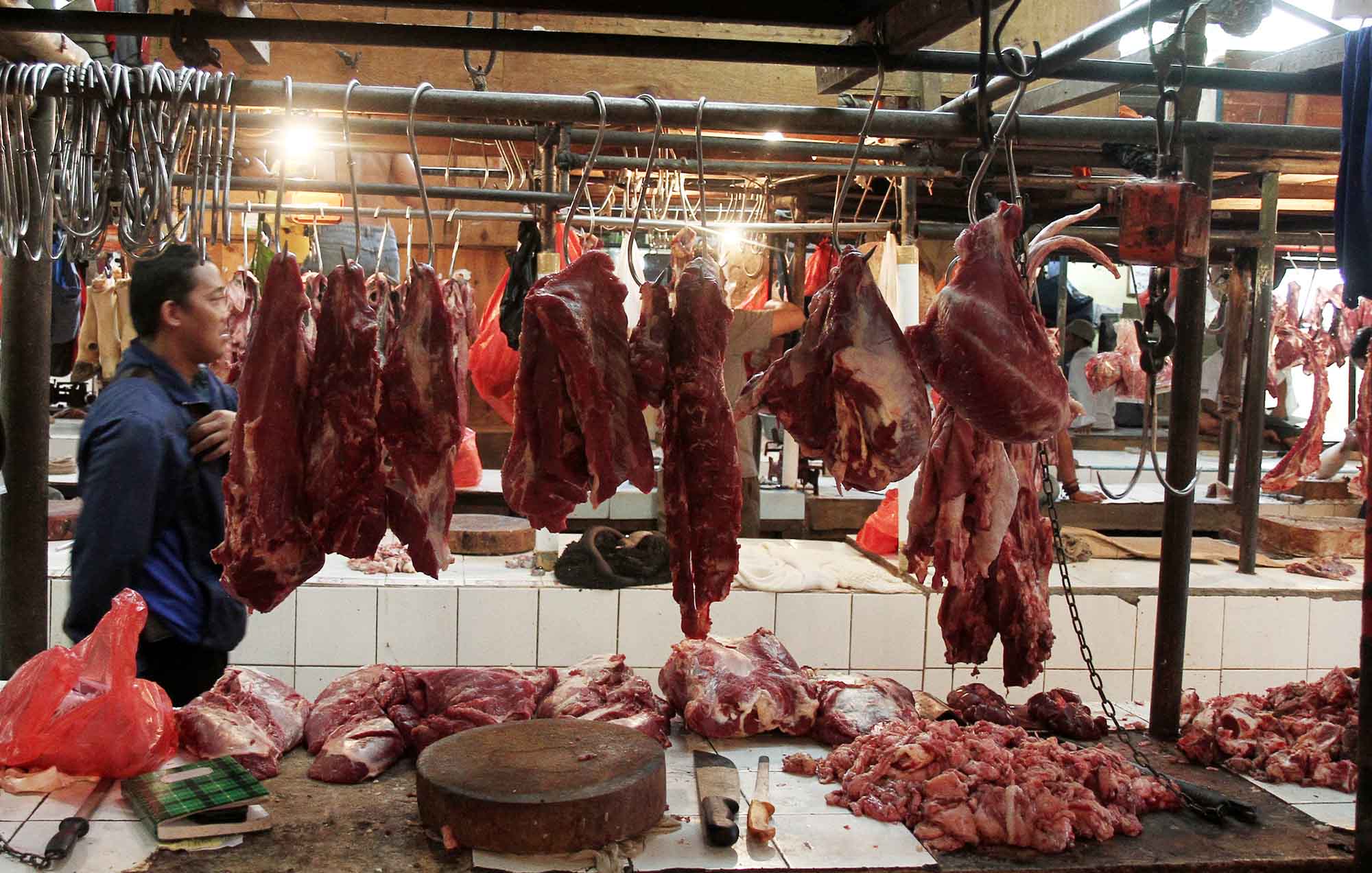 Sejumlah pedagang memotong daging di los daging Pasar Rumput, Jakarta, Selasa (24/02/2026).(Beritanasional.com/Oke Atmaja)