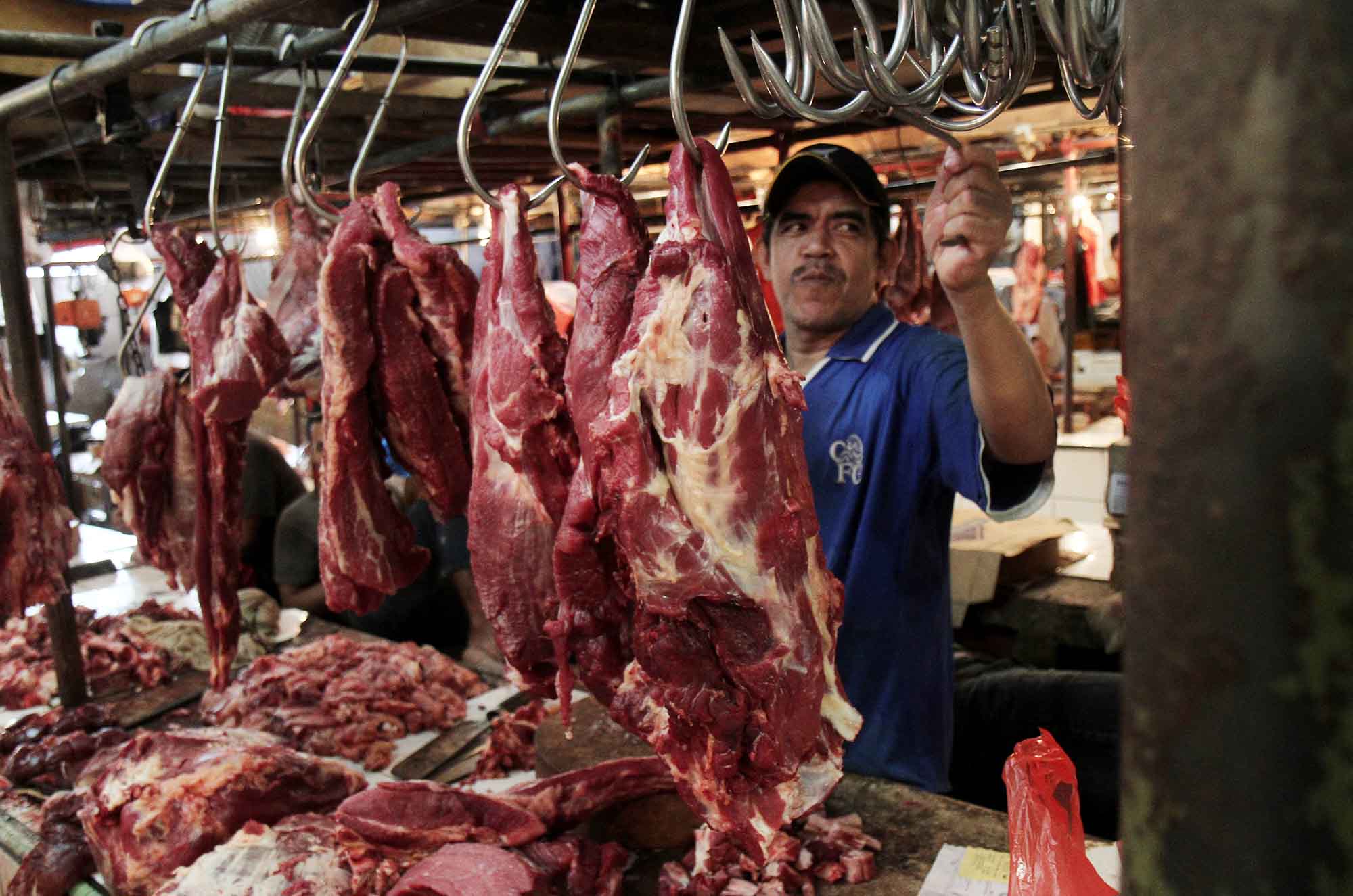 Sejumlah pedagang memotong daging di los daging (Beritanasional.com/Oke Atmaja)