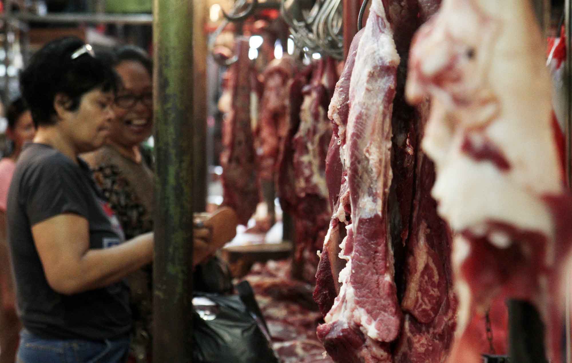 Sejumlah pedagang memotong daging di los daging Pasar Rumput, Jakarta, Selasa (24/02/2026).(Beritanasional.com/Oke Atmaja)