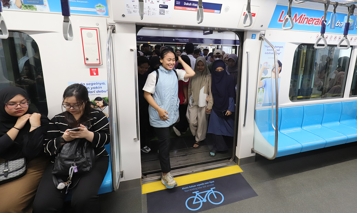 Penumpang duduk di dalam kereta Moda Raya Terpadu (MRT) di Jakarta, Rabu (9/7/2025).  (Beritanasional.com/Oke Atmaja)