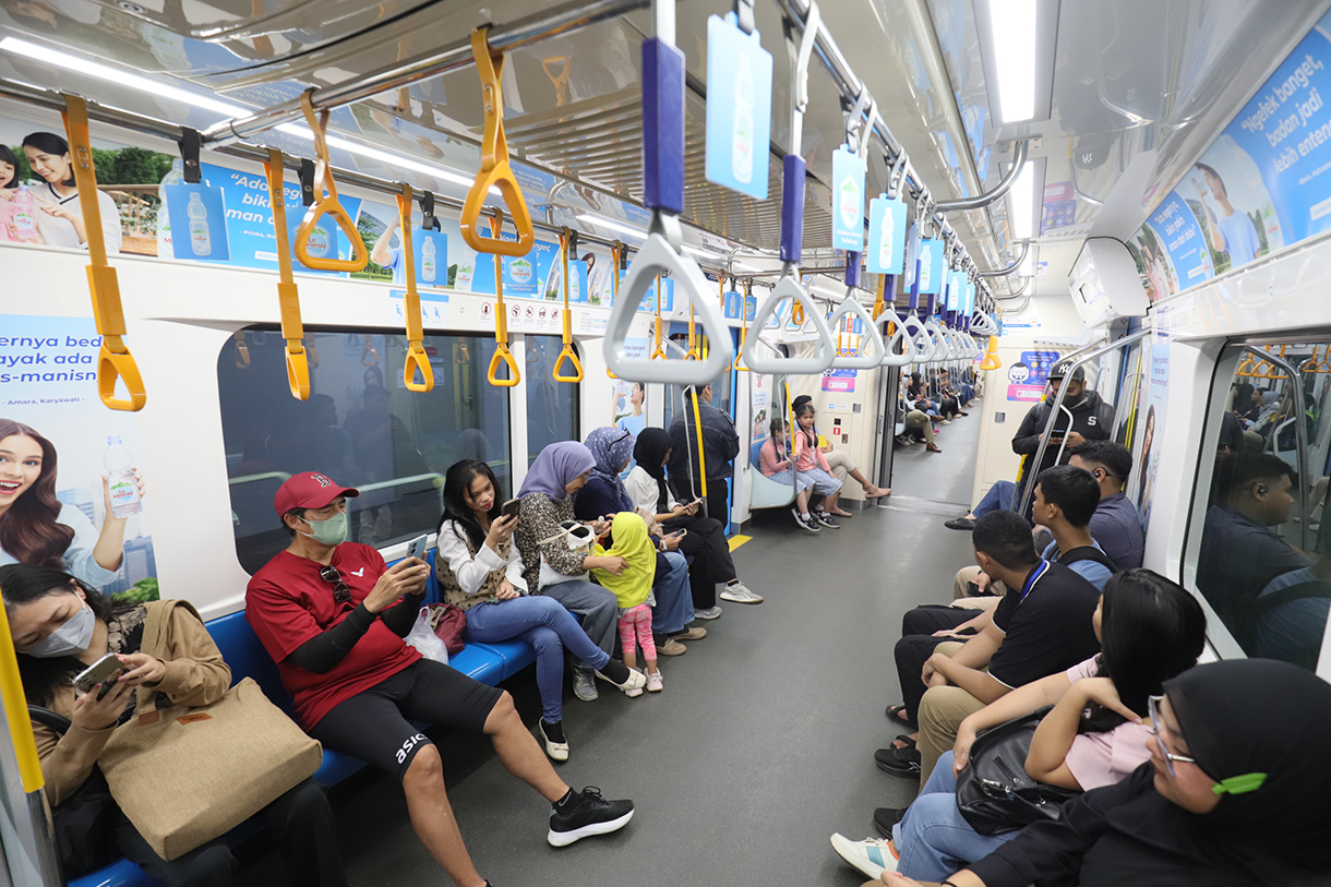 Penumpang duduk di dalam kereta Moda Raya Terpadu (MRT) di Jakarta, Rabu (9/7/2025).  (Beritanasional.com/Oke Atmaja)
