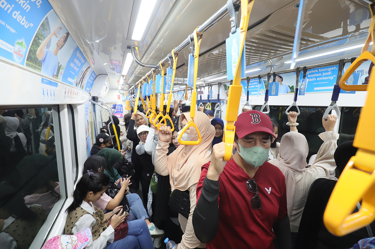 Penumpang duduk di dalam kereta Moda Raya Terpadu (MRT) di Jakarta, Rabu (9/7/2025).  (Beritanasional.com/Oke Atmaja)
