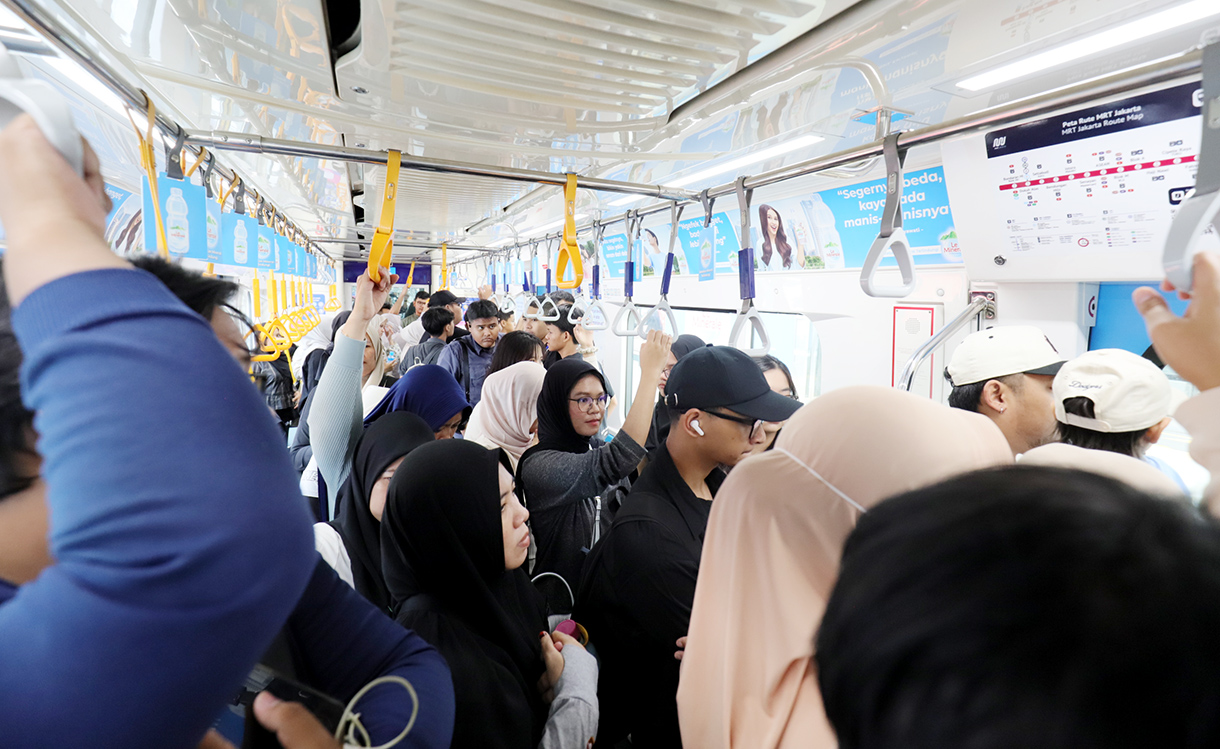 Penumpang duduk di dalam kereta Moda Raya Terpadu (MRT) di Jakarta, Rabu (9/7/2025).  (Beritanasional.com/Oke Atmaja)