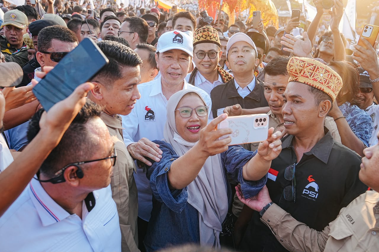 Presiden ke-7 RI Joko Widodo (Jokowi) menyapa warga pada acara Karnaval Gajah di Tulang Bawang Lampung. (BeritaNasional/Elvis/HO PSI)