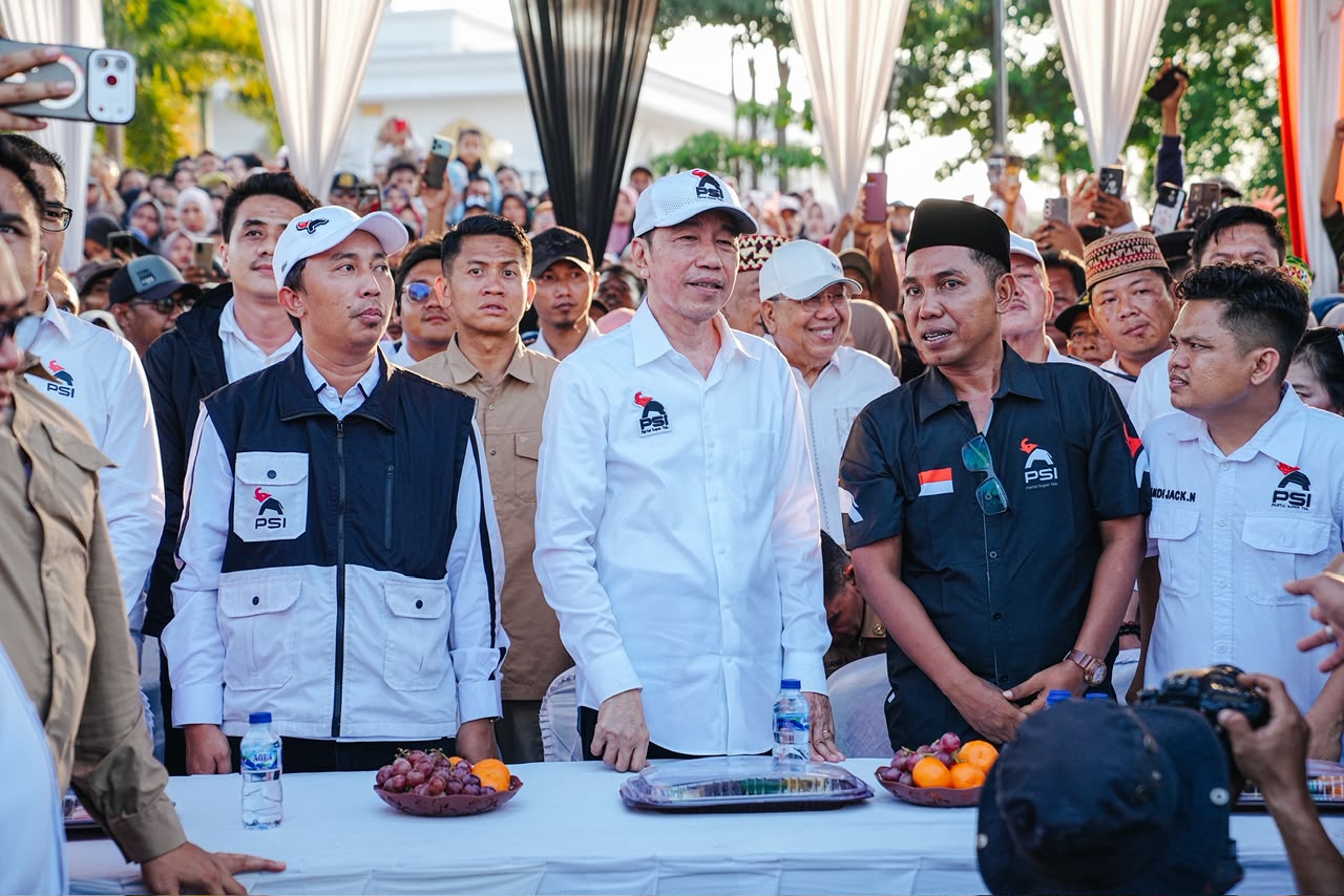 Presiden ke-7 RI Joko Widodo (Jokowi) menyapa warga pada acara Karnaval Gajah di Tulang Bawang Lampung. (BeritaNasional/Elvis/HO PSI)