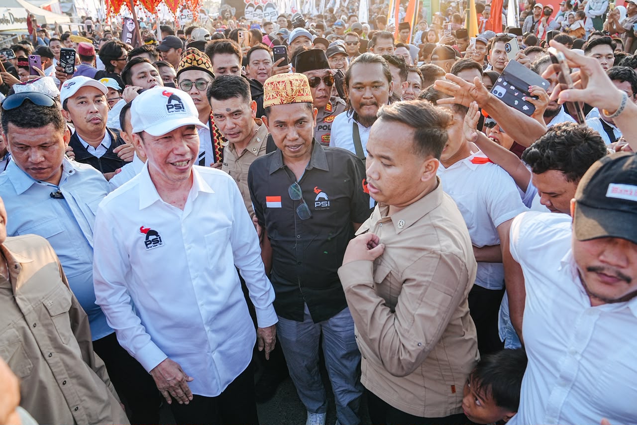 Presiden ke-7 RI Joko Widodo (Jokowi) menyapa warga pada acara Karnaval Gajah di Tulang Bawang Lampung. (BeritaNasional/Elvis/HO PSI)