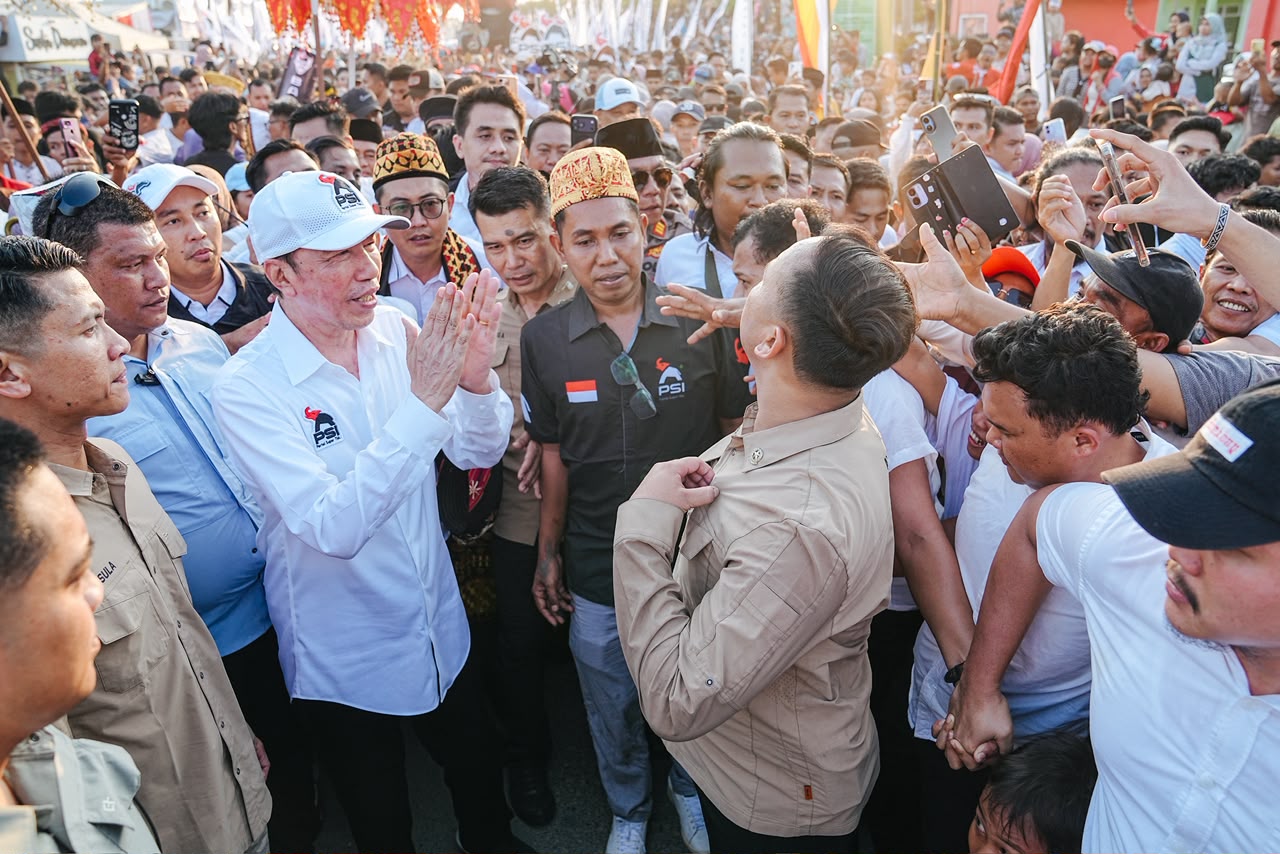 Presiden ke-7 RI Joko Widodo (Jokowi) menyapa warga pada acara Karnaval Gajah di Tulang Bawang Lampung. (BeritaNasional/Elvis/HO PSI)