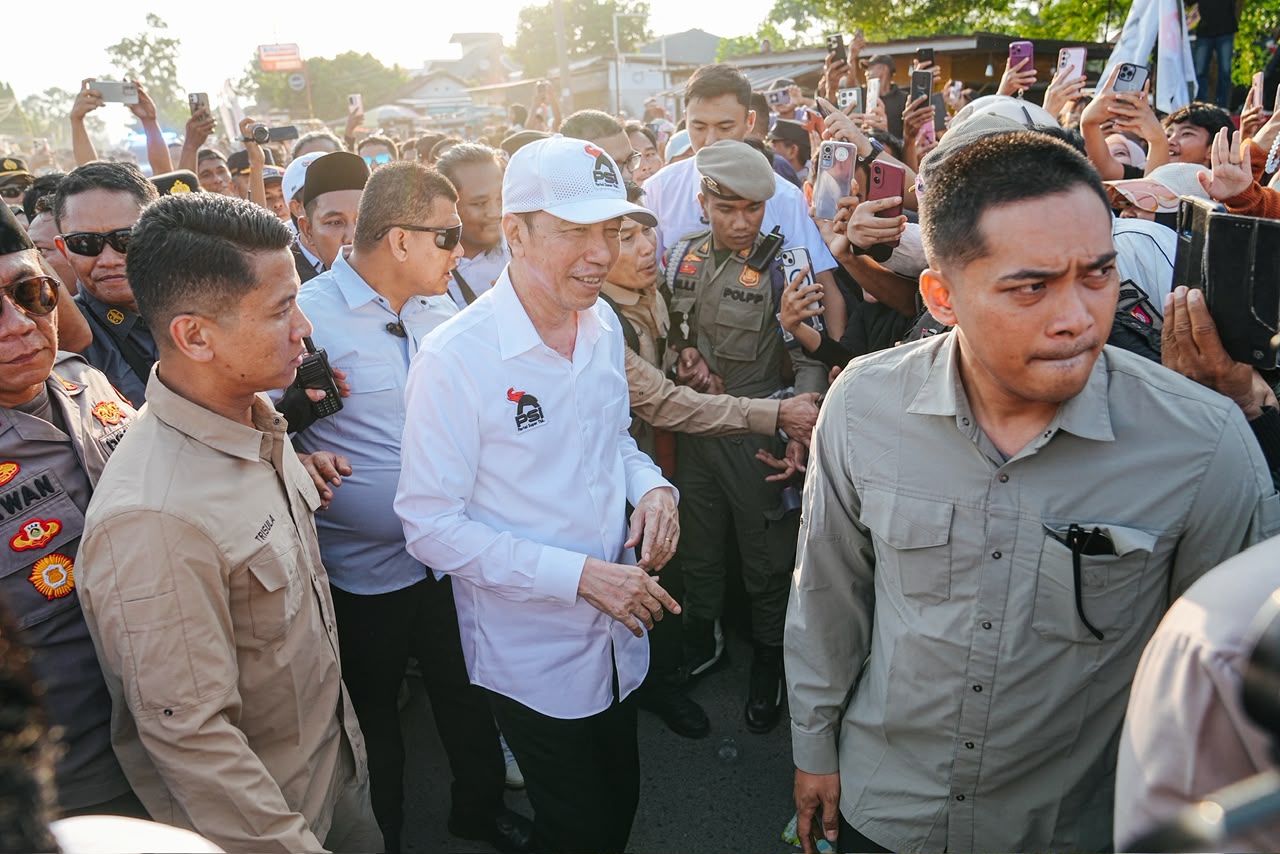 Presiden ke-7 RI Joko Widodo (Jokowi) menyapa warga pada acara Karnaval Gajah di Tulang Bawang Lampung. (BeritaNasional/Elvis/HO PSI)