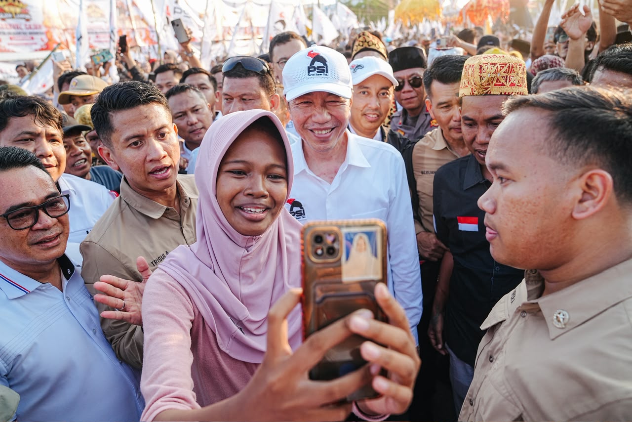 Presiden ke-7 RI Joko Widodo (Jokowi) menyapa warga pada acara Karnaval Gajah di Tulang Bawang Lampung. (BeritaNasional/Elvis/HO PSI)