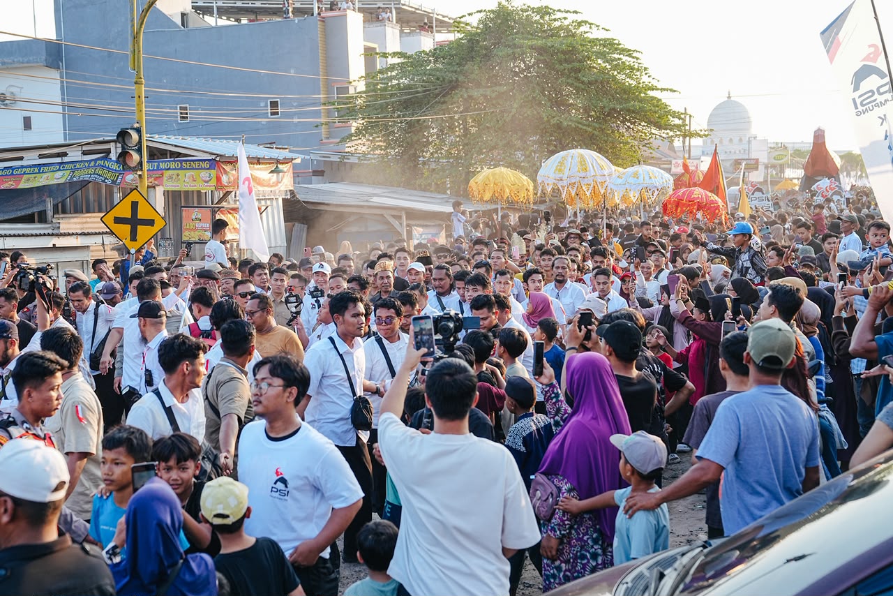 Presiden ke-7 RI Joko Widodo (Jokowi) menyapa warga pada acara Karnaval Gajah di Tulang Bawang Lampung. (BeritaNasional/Elvis/HO PSI)