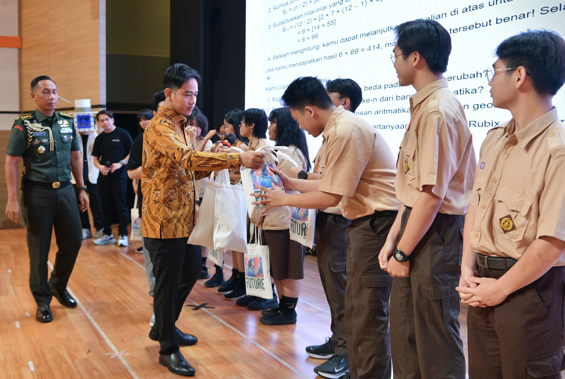 Wakil Presiden (Wapres) Gibran Rakabuming meninjau sekolah SMA Bunda Mulia. (BeritaNasional/Elvis Sendouw/HO Setwapres)