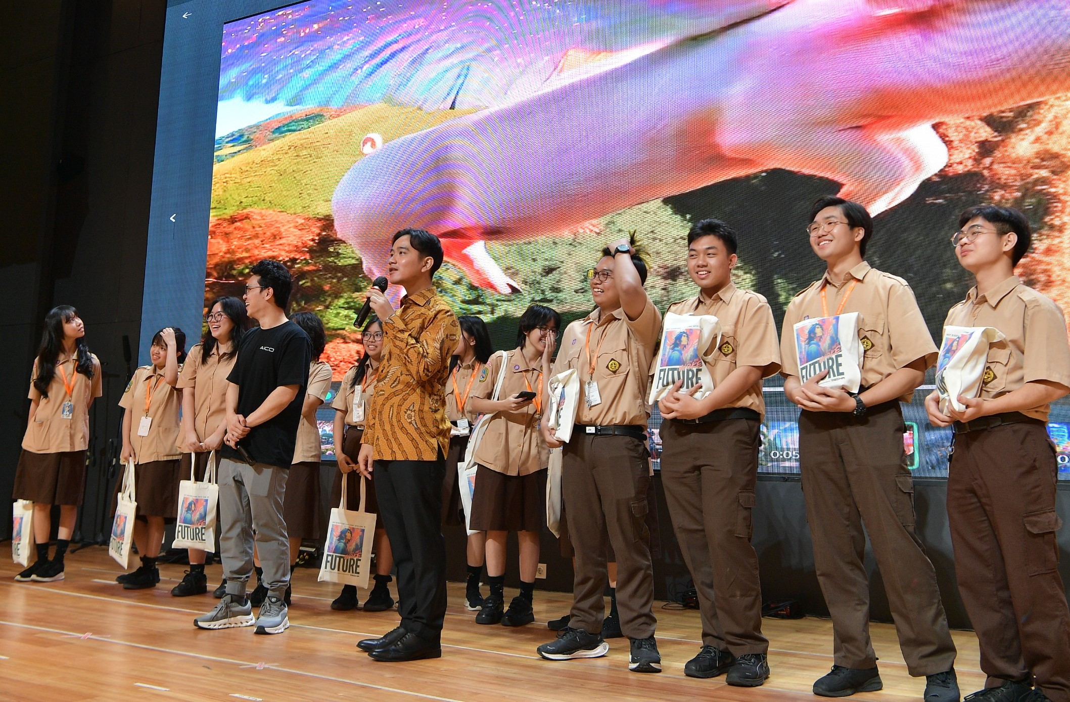 Wakil Presiden (Wapres) Gibran Rakabuming meninjau sekolah SMA Bunda Mulia. (BeritaNasional/Elvis Sendouw/HO Setwapres)