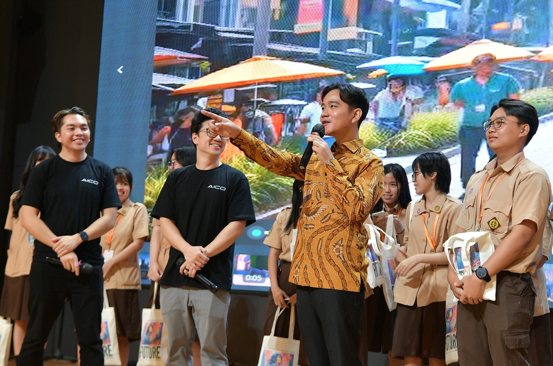 Wakil Presiden (Wapres) Gibran Rakabuming meninjau sekolah SMA Bunda Mulia. (BeritaNasional/Elvis Sendouw/HO Setwapres)