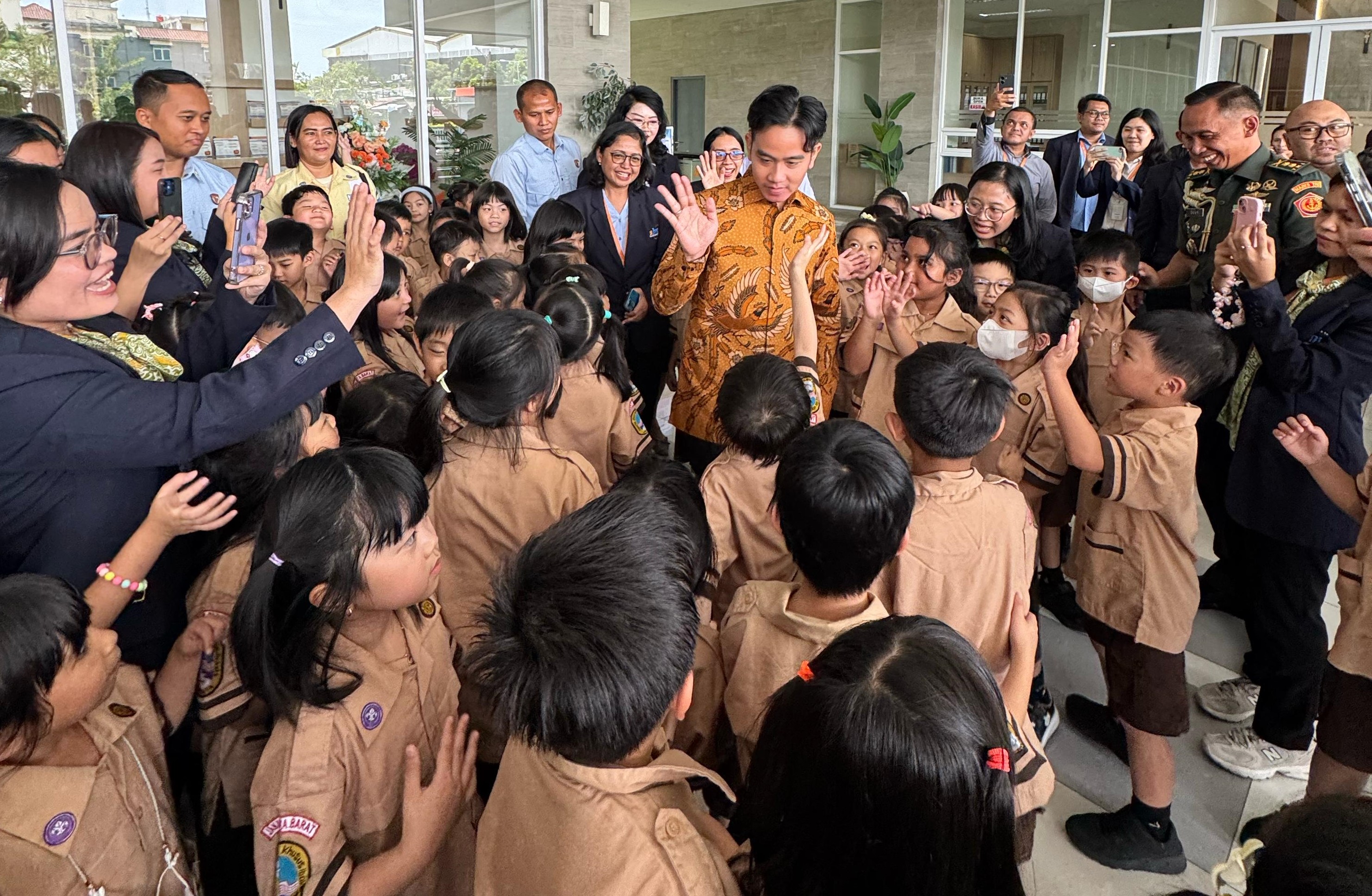 Wakil Presiden (Wapres) Gibran Rakabuming meninjau sekolah SMA Bunda Mulia. (BeritaNasional/Elvis Sendouw/HO Setwapres)