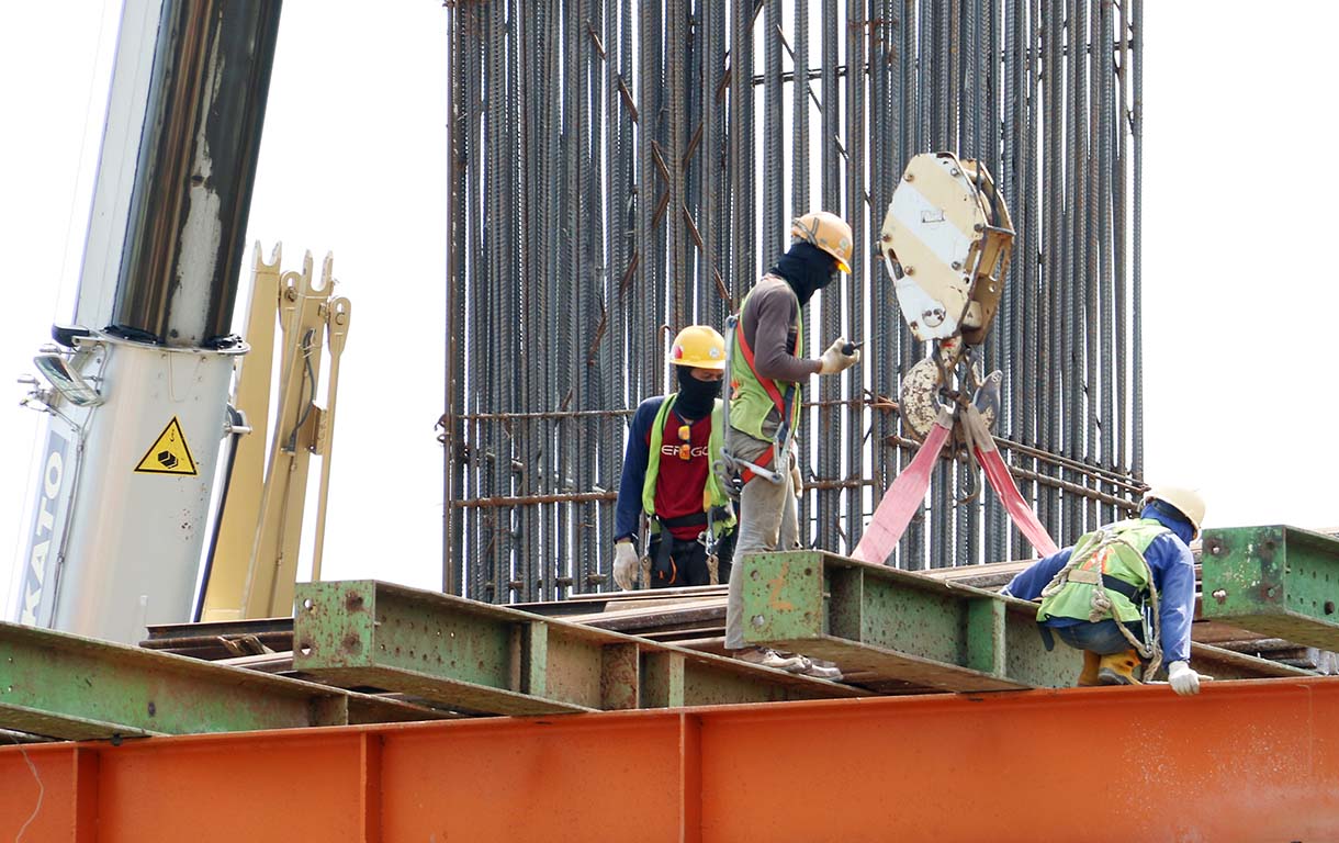Sejumlah pekerja menyelasikan proyek pembangunan Stasiun LRT Manggarai Jakarta Fase 1B di Jakarta, Rabu (10/9/2025).  (Beritanasional.com/Oke Atmaja)