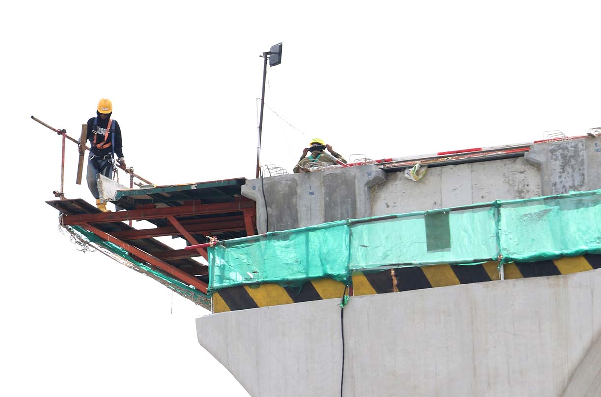 Sejumlah pekerja menyelasikan proyek pembangunan Stasiun LRT Manggarai Jakarta Fase 1B di Jakarta, Rabu (10/9/2025).  (Beritanasional.com/Oke Atmaja)