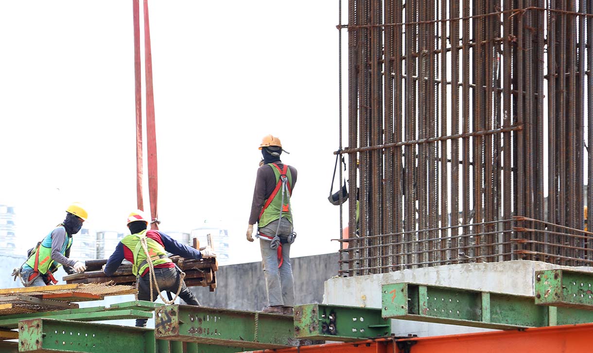 Sejumlah pekerja menyelasikan proyek pembangunan Stasiun LRT Manggarai Jakarta Fase 1B di Jakarta, Rabu (10/9/2025).  (Beritanasional.com/Oke Atmaja)