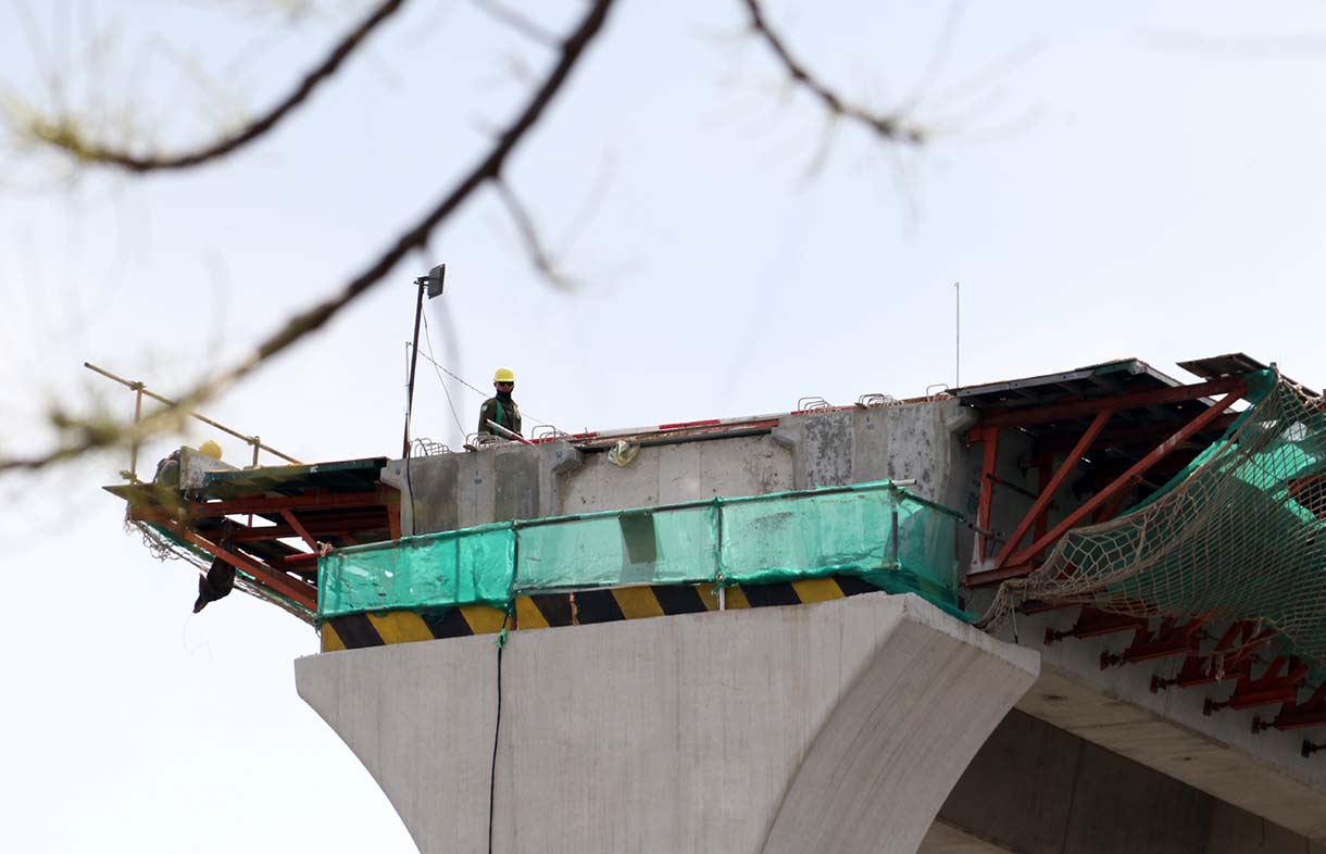 Sejumlah pekerja menyelasikan proyek pembangunan Stasiun LRT Manggarai Jakarta Fase 1B di Jakarta, Rabu (10/9/2025).  (Beritanasional.com/Oke Atmaja)