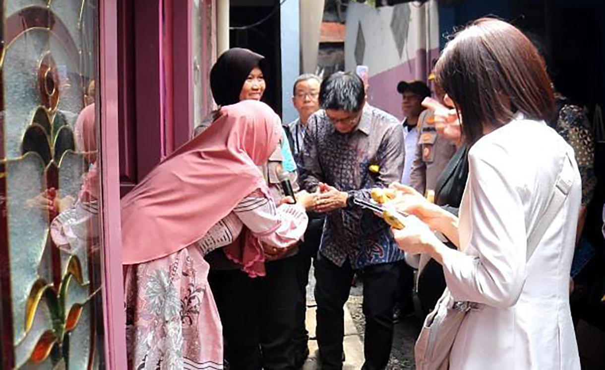 Polsek Metro Menteng mendampingi delegasi Kepolisian Jepang meninjau lingkungan RW 08 Menteng Jaya dalam rangka studi banding sistem pengamanan wilayah, Jakarta,Kamis (29/1/2026).  (Beritanasional.com/Oke Atmaja)