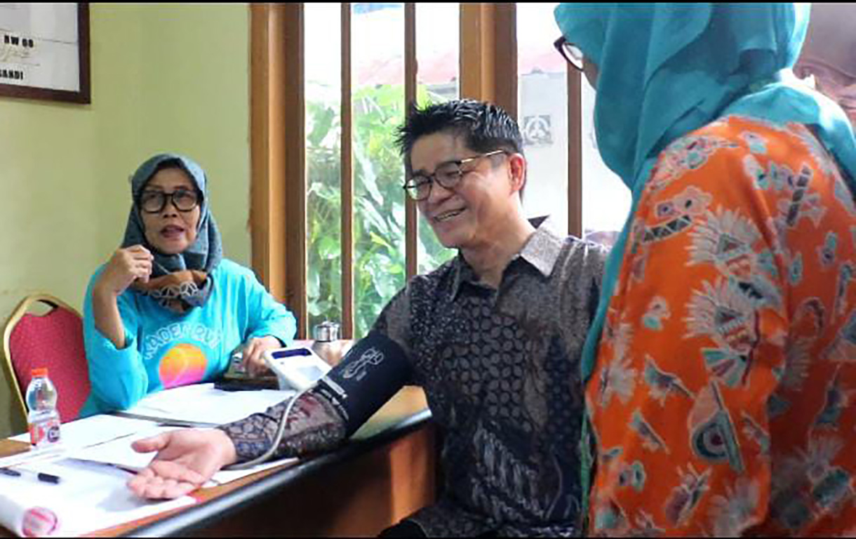 Polsek Metro Menteng mendampingi delegasi Kepolisian Jepang meninjau lingkungan RW 08 Menteng Jaya dalam rangka studi banding sistem pengamanan wilayah, Jakarta,Kamis (29/1/2026).  (Beritanasional.com/Oke Atmaja)